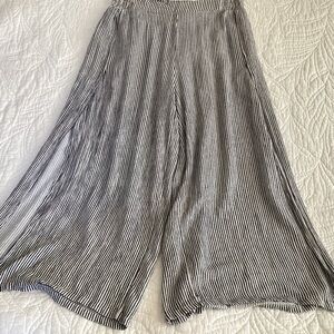 West Loop women’s blue striped short pants with slits Sz M